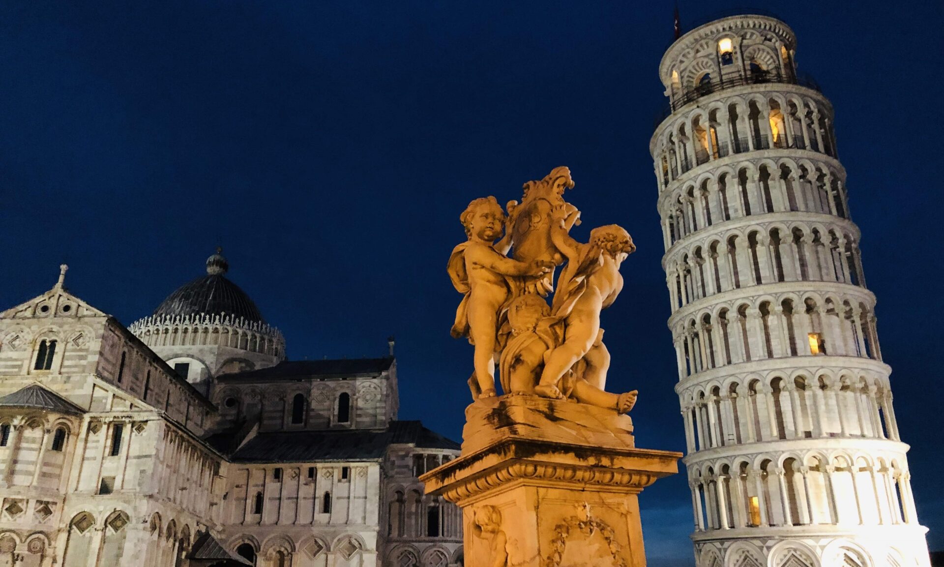 イタリア 意外に映える 夜のピサの斜塔でトリック写真を撮ってみた 旅ファミリア