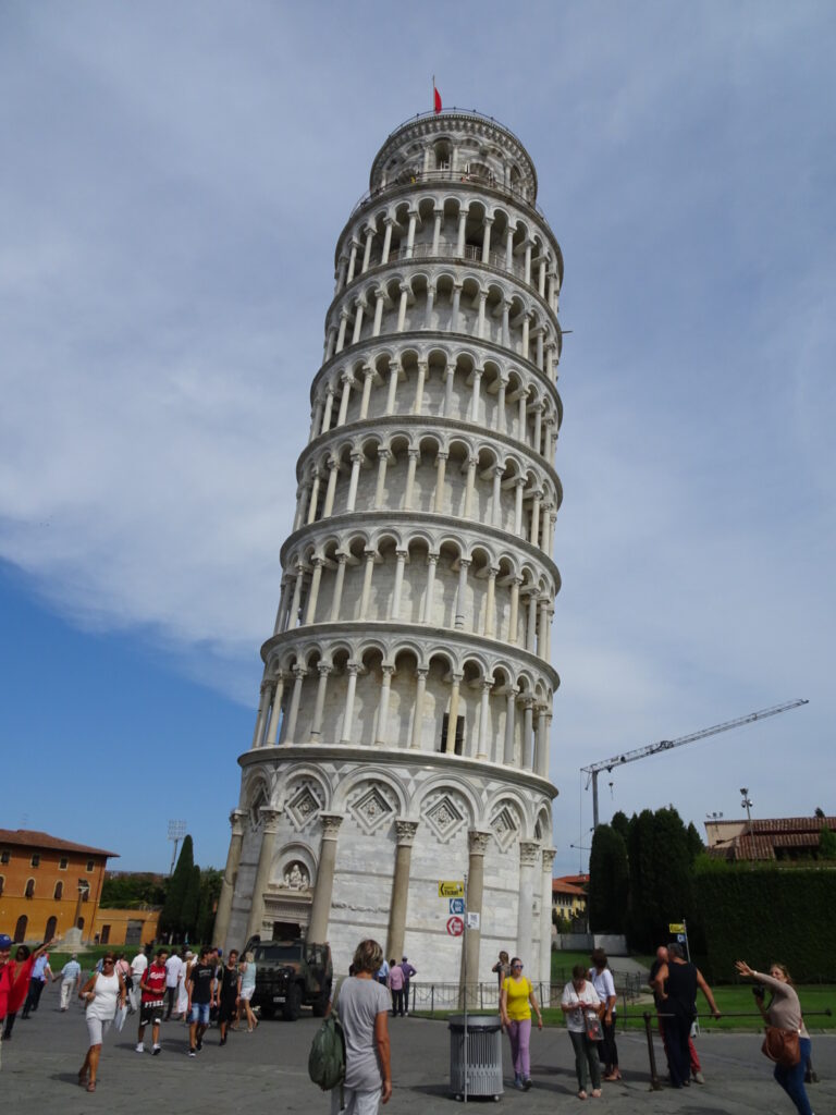 イタリア 意外に映える 夜のピサの斜塔でトリック写真を撮ってみた 旅ファミリア